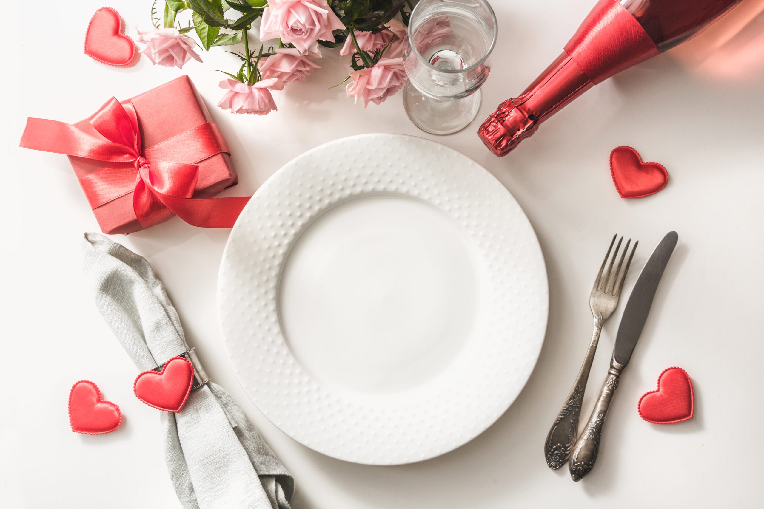 Top 4 sugestii pentru un aranjament masă ideal de Valentine’s Day 