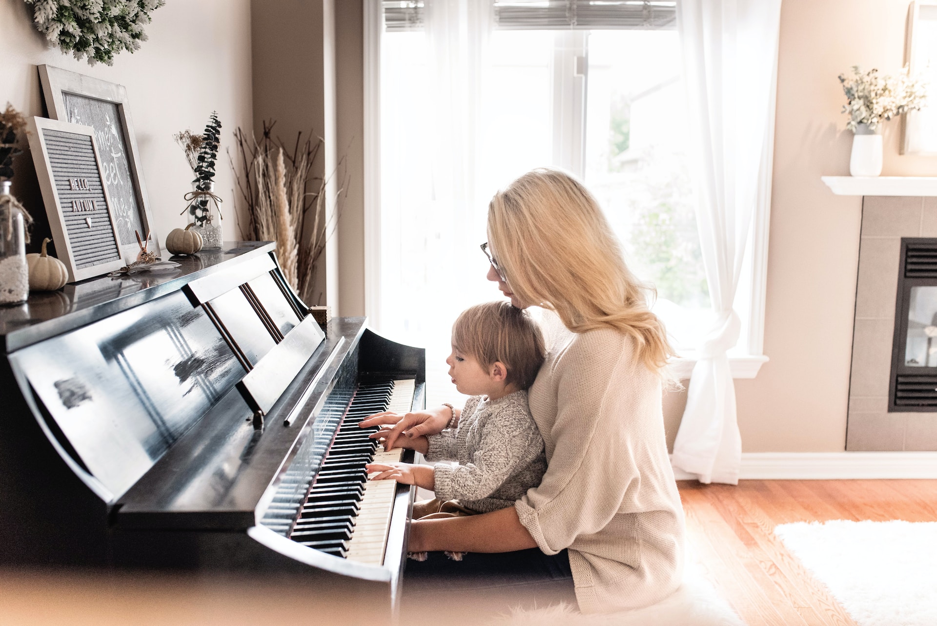 6 motive pentru care să-ți încurajezi copilul să  cânte la instrumente muzicale 