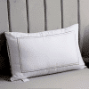 Pernă Premium cu Bordură Aurie – Confort Luxos, 48x74 cm, Polyester